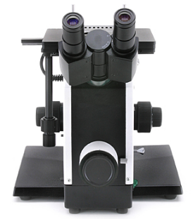 Μεταλλουργικό μικροσκόπιο με ένα πολωμένο φως που τίθεται για την κρυσταλλογραφική ανάλυση