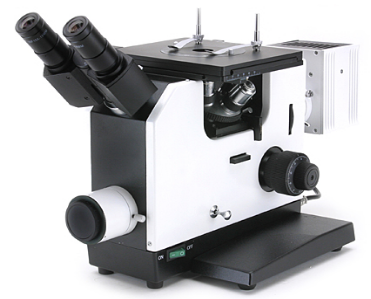 Μεταλλουργικό μικροσκόπιο με ένα πολωμένο φως που τίθεται για την κρυσταλλογραφική ανάλυση
